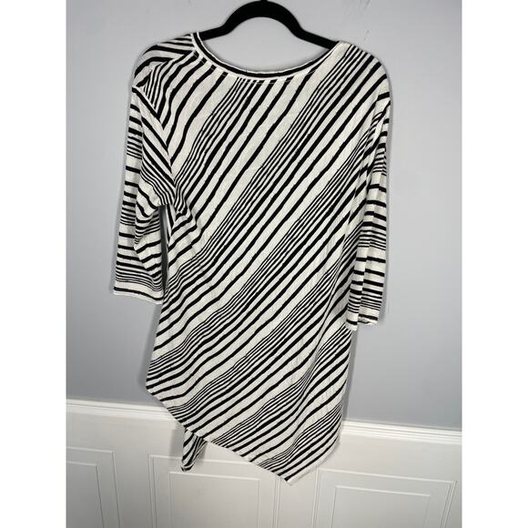 Two by Vince Camuto, Size Medium, Black & White Tunic Top, Asymmetrical Hem, EUC - Picture 6 of 7